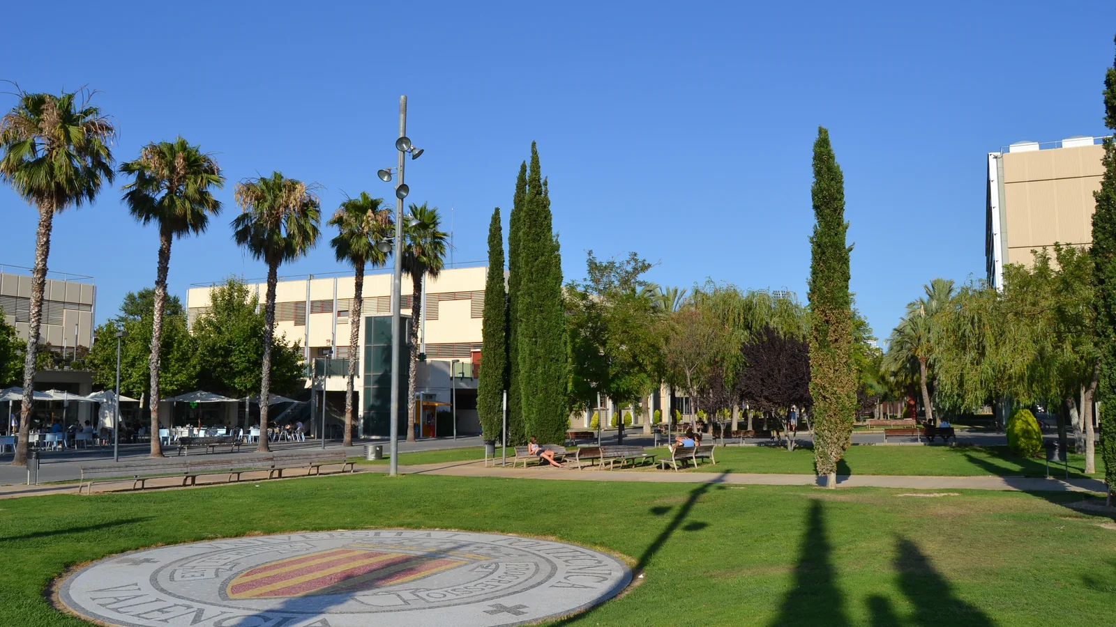 Estudiantes sentados en el Ágora del campus de Vera de la Universitat Politècnica de València