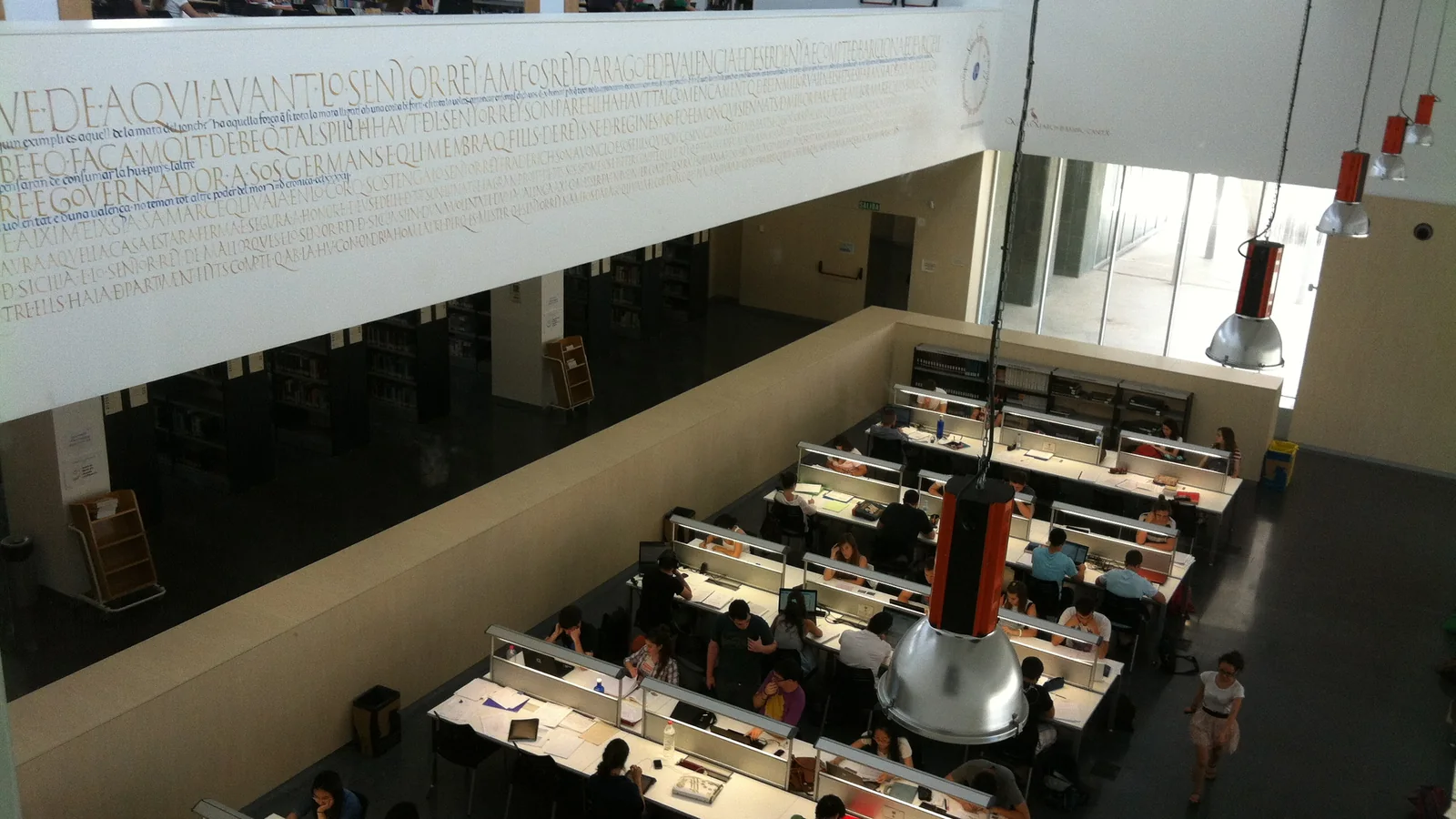 Sala de estudio de la biblioteca del campus de Gandia de la Universitat Politècnica de València, con estudiantes trabajando